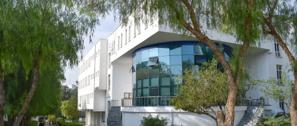 مبنى كلية إدارة الأعمال والاقتصاد بواجهته الزجاجية المنحنية في حرم جامعة شرق البحر المتوسط بفاماغوستا