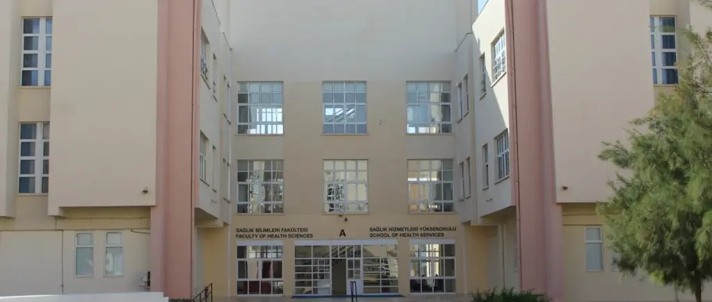 مبنى كلية العلوم الصحية في جامعة شرق البحر المتوسط بفاماغوستا شمال قبرص