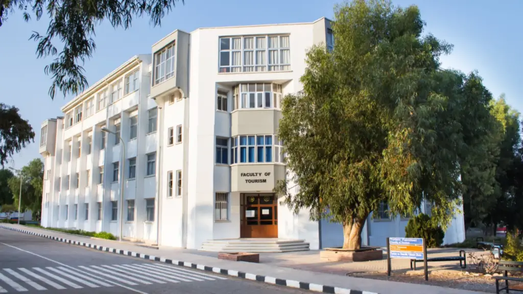 مبنى كلية السياحة في جامعة شرق البحر المتوسط بفاماغوستا شمال قبرص