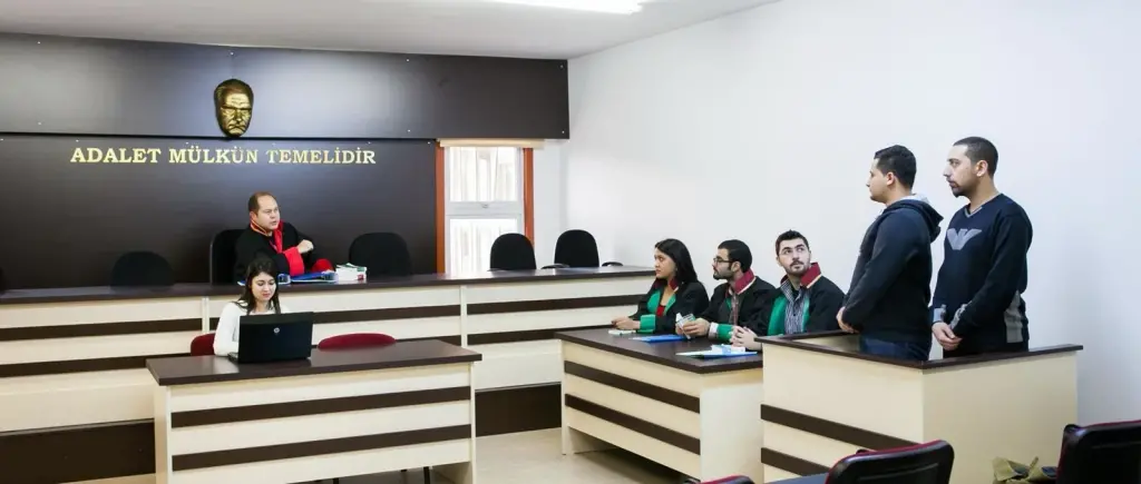 محاكمة صورية في قاعة المحكمة الافتراضية بكلية الحقوق في جامعة شرق البحر المتوسط، وطلاب يرتدون أرواب المحاماة