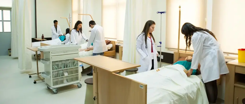 طلاب التمريض في جامعة شرق البحر المتوسط يتدرّبون على مانيكانات في مختبر مهارات التمريض