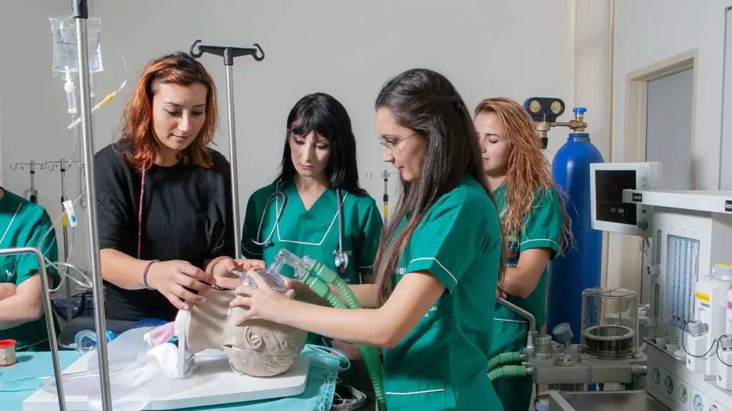 طالبات المدرسة العليا للخدمات الصحية في جامعة شرق البحر المتوسط يتدرّبن على التهوية والتخدير في مختبر التخدير بالحرم الجامعي بفاماغوستا