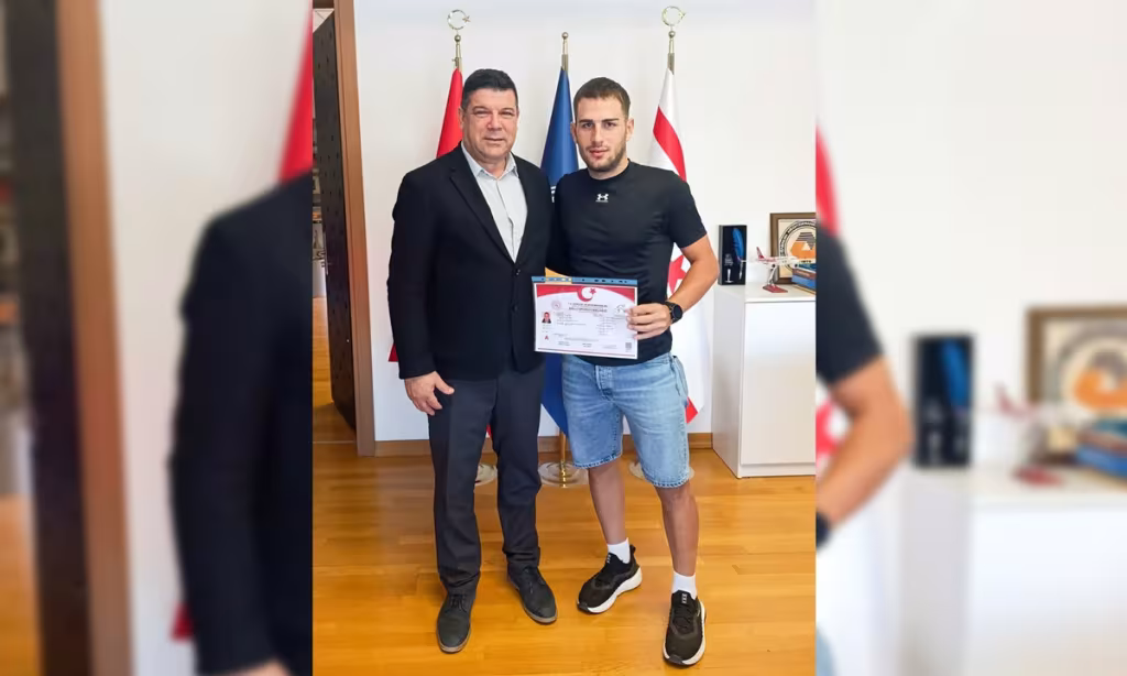 الدرّاج إمره كابلان يحمل شهادة المنتخب إلى جانب رئيس جامعة شرق البحر المتوسط