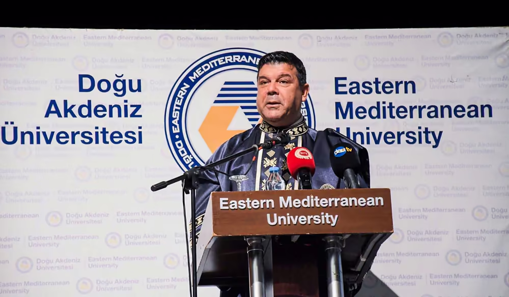 الأستاذ الدكتور حسن كيليتش، رئيس جامعة شرق البحر المتوسط، في حفل المعطف الأبيض لكلية الطب
