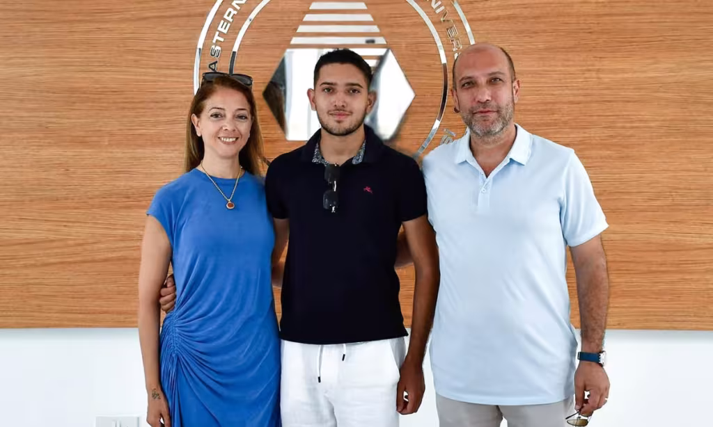 محمد كيبار مع والديه كيفانچ وإيدا كيبار، خرّيجَي العمارة في جامعة شرق البحر المتوسط