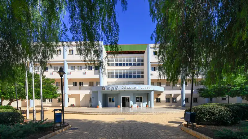 مبنى سكن EMU 2 داخل حرم جامعة شرق البحر المتوسط