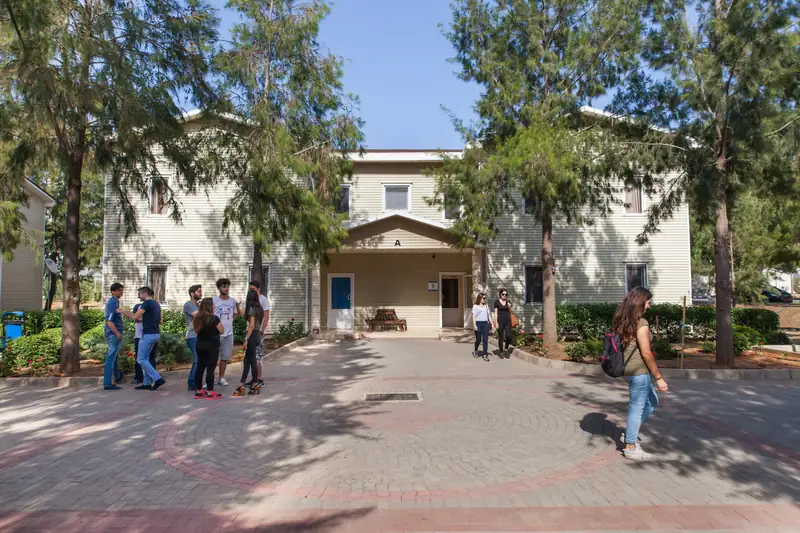 ساحة سكن EMU 3 داخل حرم جامعة شرق البحر المتوسط