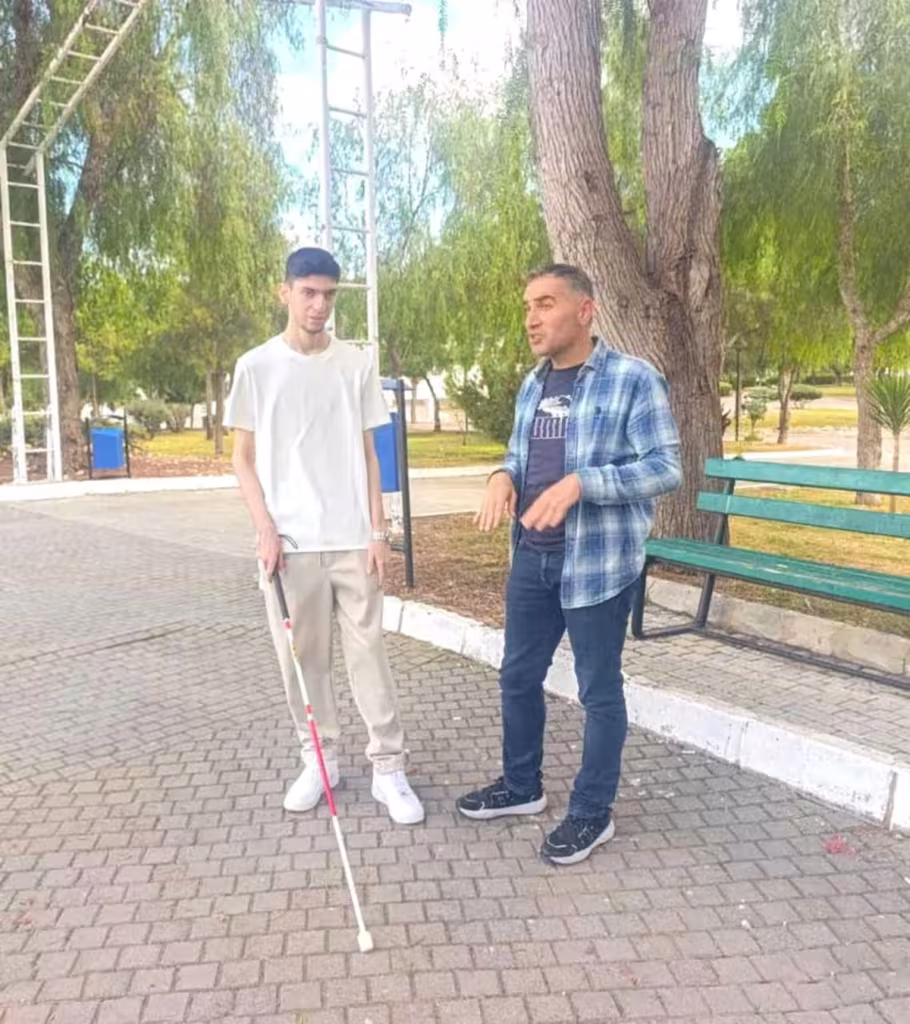 تدريب على التنقل المستقل بالعصا البيضاء في الحرم الجامعي لجامعة شرق البحر المتوسط