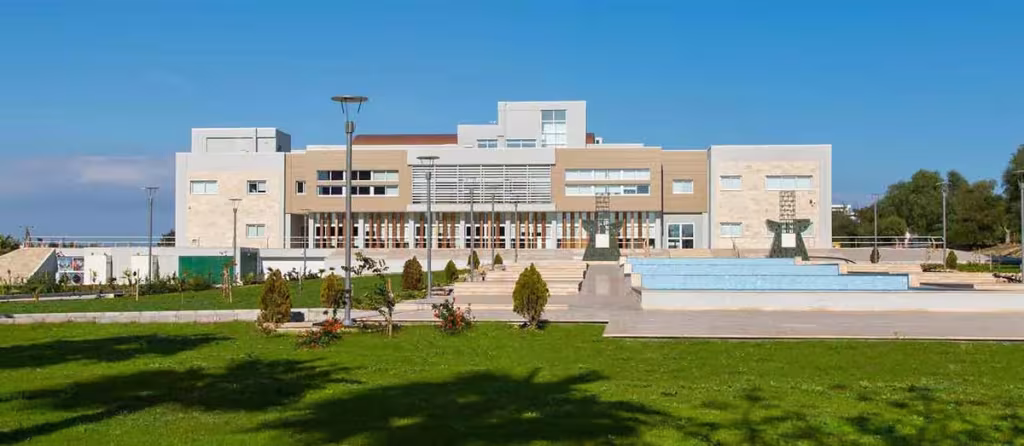 أحد مباني الحرم الجامعي لجامعة شرق البحر المتوسط في فاماغوستا