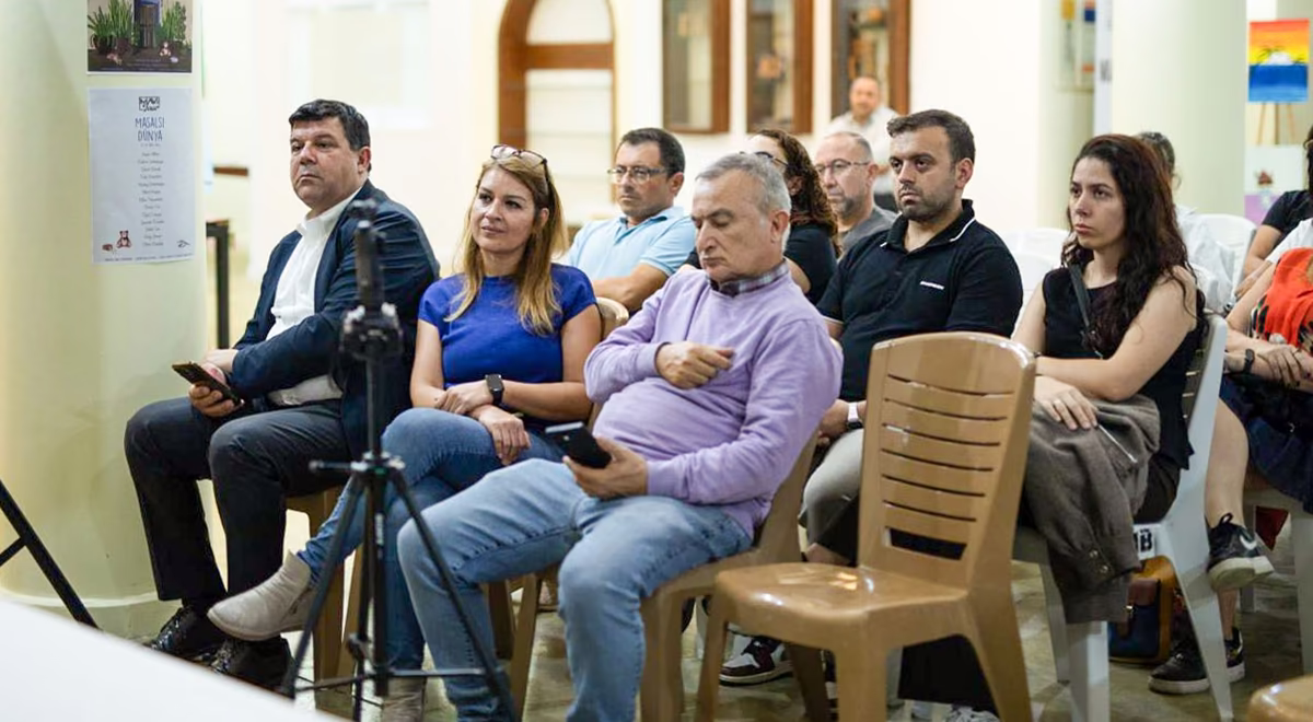الحضور في فعالية مقهى العلوم بجامعة شرق البحر المتوسط